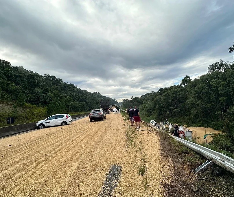 Motorista morre após caminhão de soja tombar na BR-376, na região dos Campos Gerais