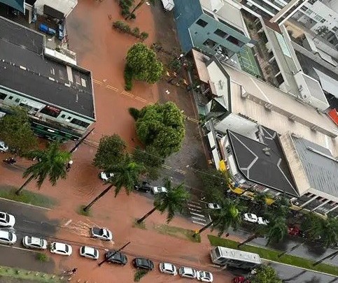 Chuva volta a causar estragos em Maringá; pelo menos 10 mil imóveis estão sem luz