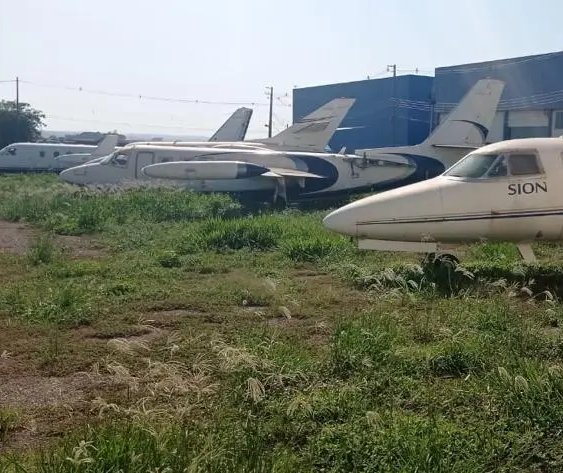 Em Maringá, ‘cemitério de aviões’ no aeroporto guarda aeronaves que custam milhões de reais