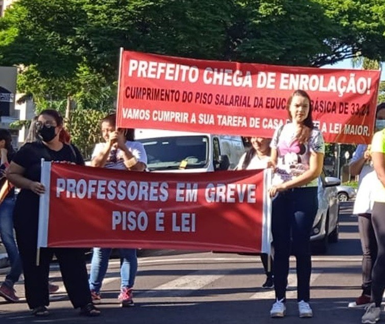 Professores da rede municipal de ensino de Umuarama entram em greve