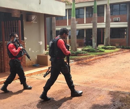 Dois presos e um agente de cadeia são mantidos reféns na PEM