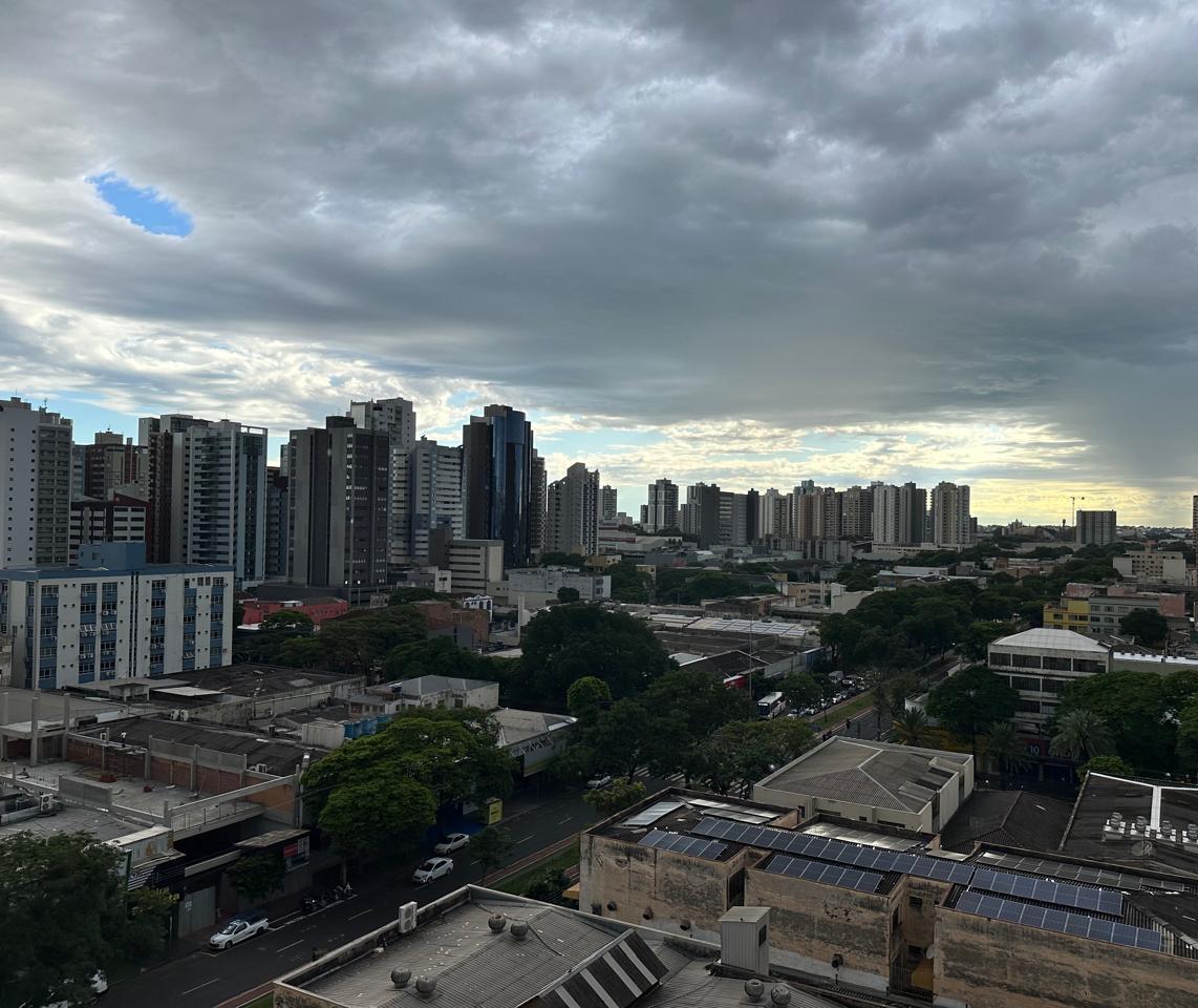 Segunda-feira (24) será de chuva e temperaturas amenas em Maringá