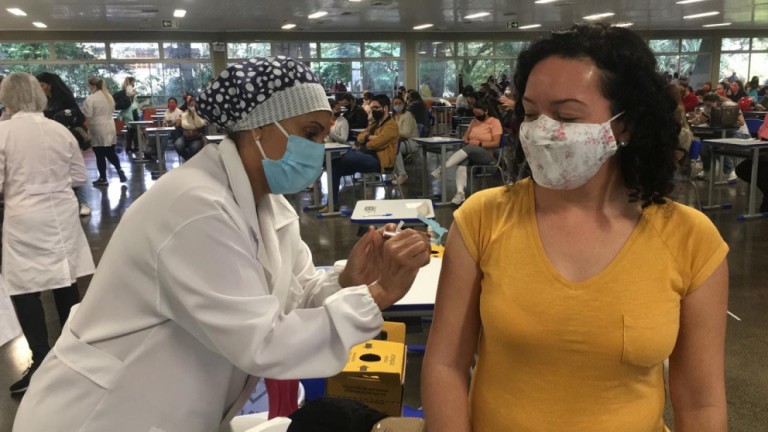 Milhares de profissionais da educação formam fila para se vacinar no RU