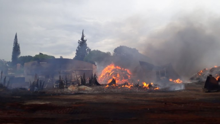 Incêndio destrói barracão onde funcionava uma marcenaria em Maringá