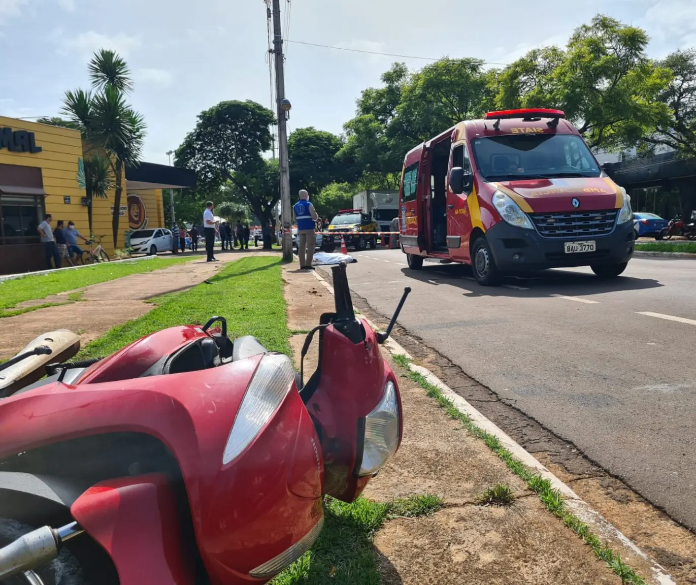Mulher morre ao bater moto em carro e poste em Maringá