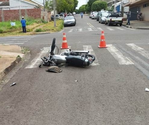 Motociclista fica gravemente ferido em acidente envolvendo carro em Maringá