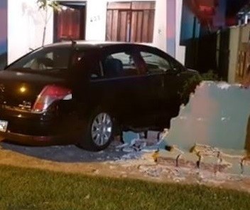 Carro conduzido por adolescente invade casa em Maringá