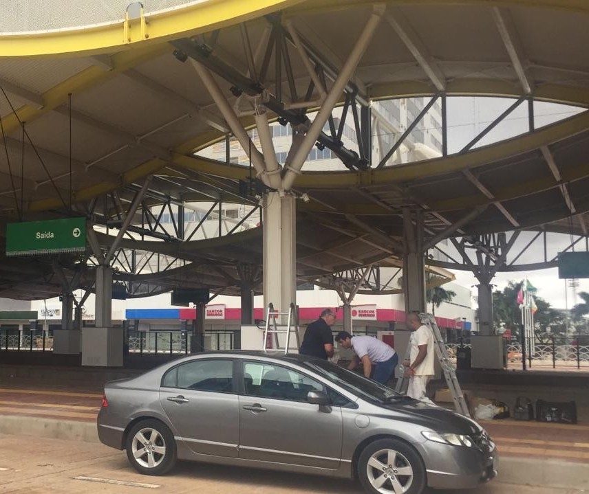 Operários trabalham no feriado para concluir os últimos  detalhes