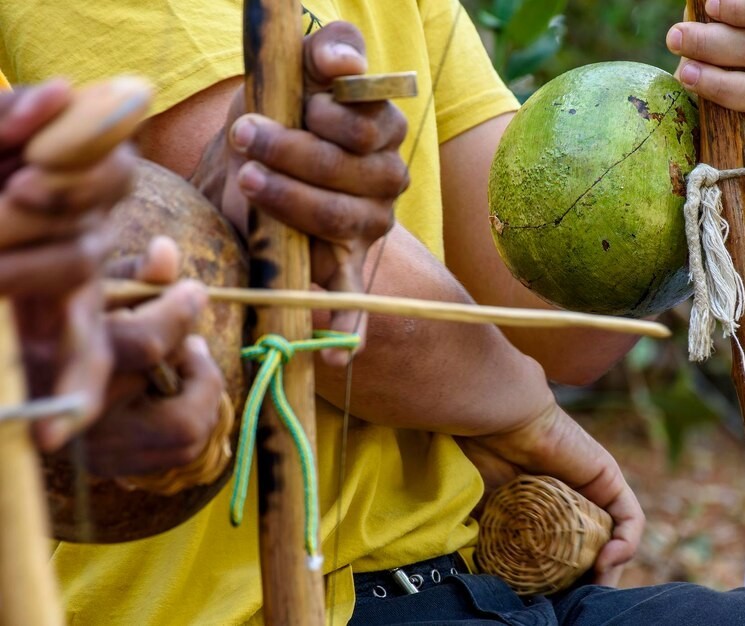 Oficina gratuita ensina a fazer um berimbau