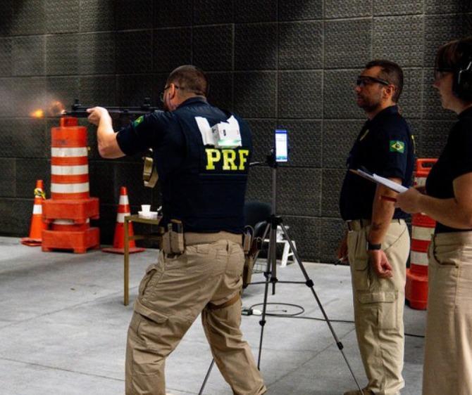 Em parceria com PRF, pesquisadores estudam melhor postura para tiro