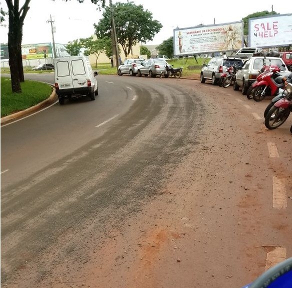 Caminhão derruba pedra brita em pista