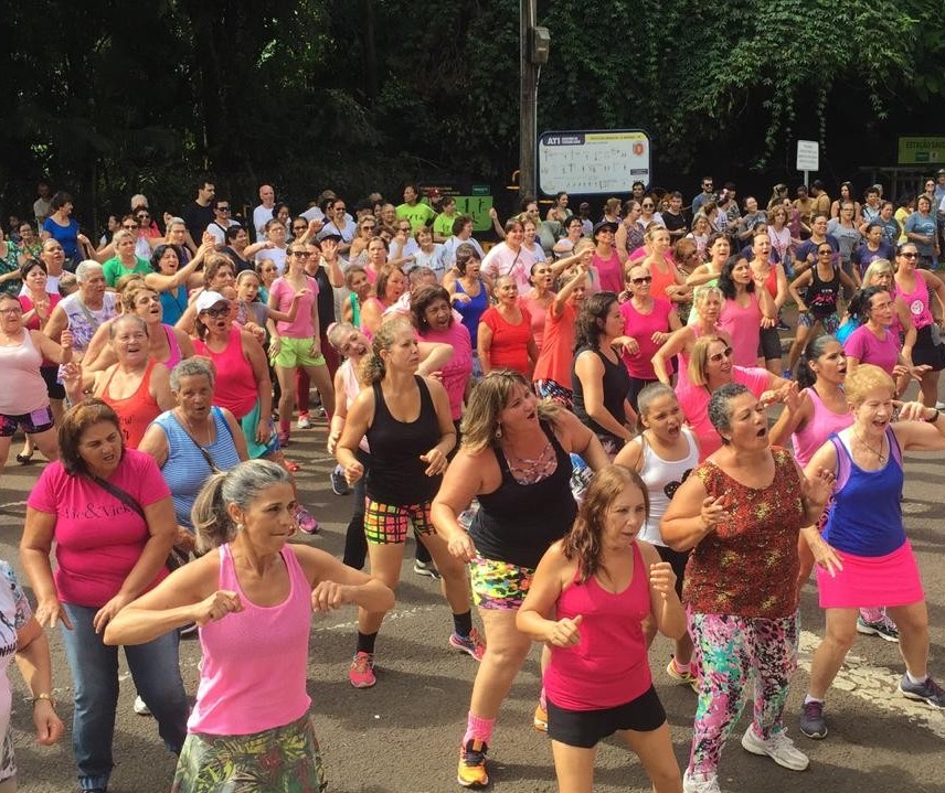 Aulão de ritmos anima mulheres no Parque do Ingá