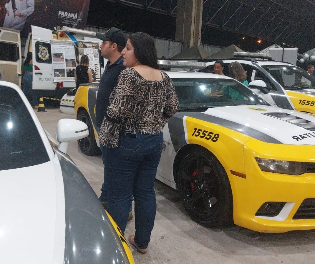 Carros de luxo cedidos à PM estão em exposição na Feira