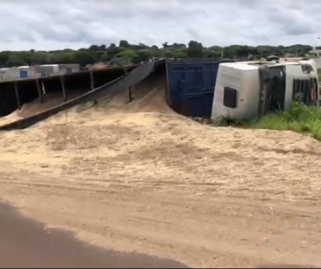 Carreta tomba no Contorno Norte e interdita meia pista