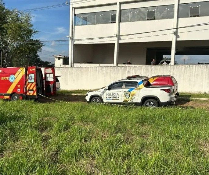 Dois trabalhadores são soterrados em Maringá; um deles morreu na hora