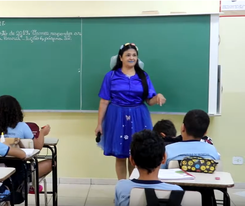 Zeladora de escola que virou professora cria personagem para combater o bullying