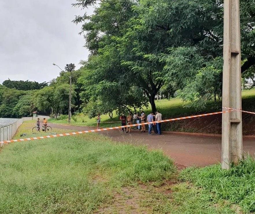 Mulher é encontrada morta dentro do lago do Parque Alfredo Nyffler, em Maringá