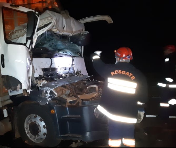Homem morre em acidente envolvendo carreta e caminhão