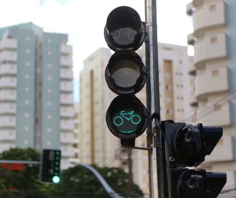 Dois semáforos para ciclistas são instalados em Maringá