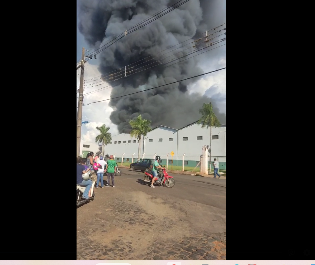  Incêndio atinge barracão de cooperativa em Mandaguari
