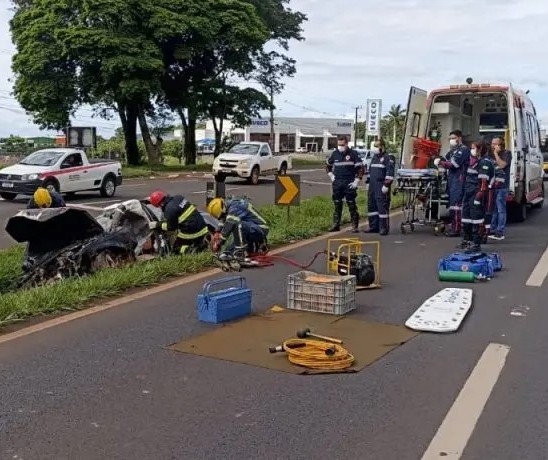 Motorista de 22 anos capota veículo e fica preso às ferragens, em Maringá