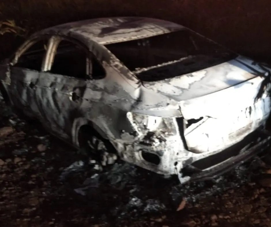 Carro encontrado queimado pode ser o utilizado no roubo de armas em transportadora, diz polícia