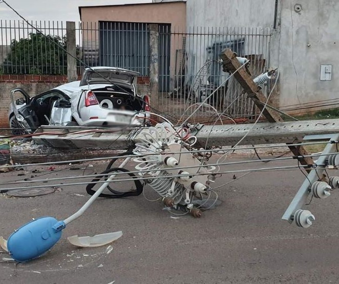 Carro derruba sete postes de energia elétrica em Maringá