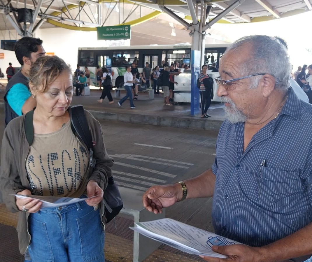 Sindicato distribui panfletos no Terminal Urbano pedindo respeito aos motoristas