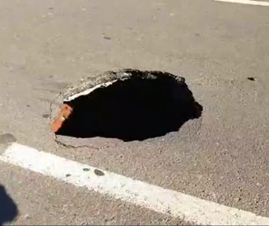 Buraco se abre na Avenida Colombo e trecho é interditado