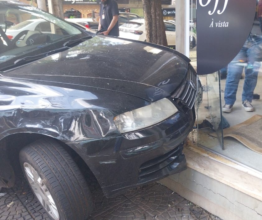 Carro invade calçada e bate em fachada de loja no centro de Maringá