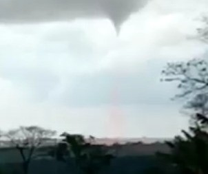 Tornado é filmado por moradores da região; assista ao vídeo