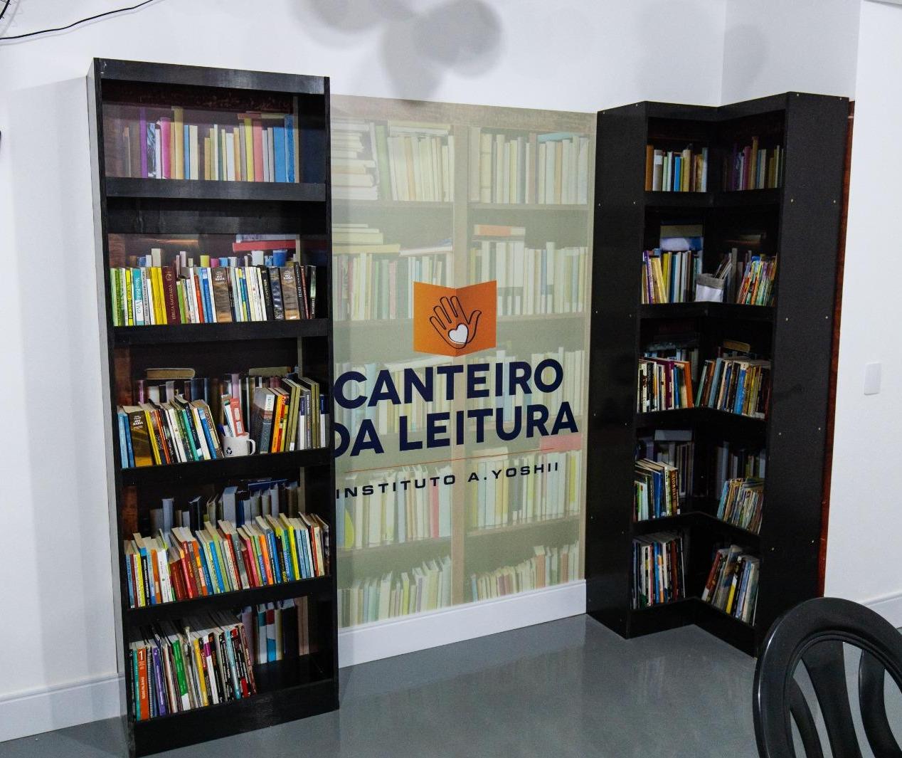 Construtora monta bibliotecas em canteiros de obra