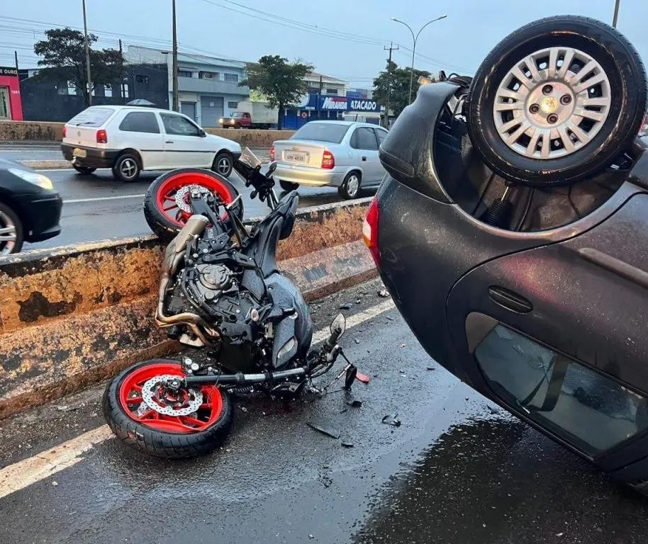 Motorista perde o controle e capota carro na Avenida Colombo, em Maringá