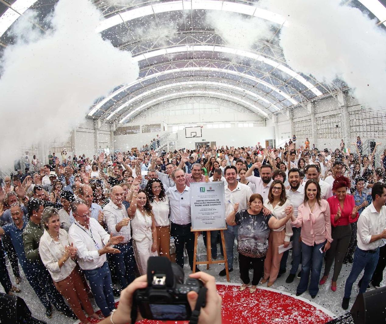 Governador inaugura escola de Educação Profissional em Maringá
