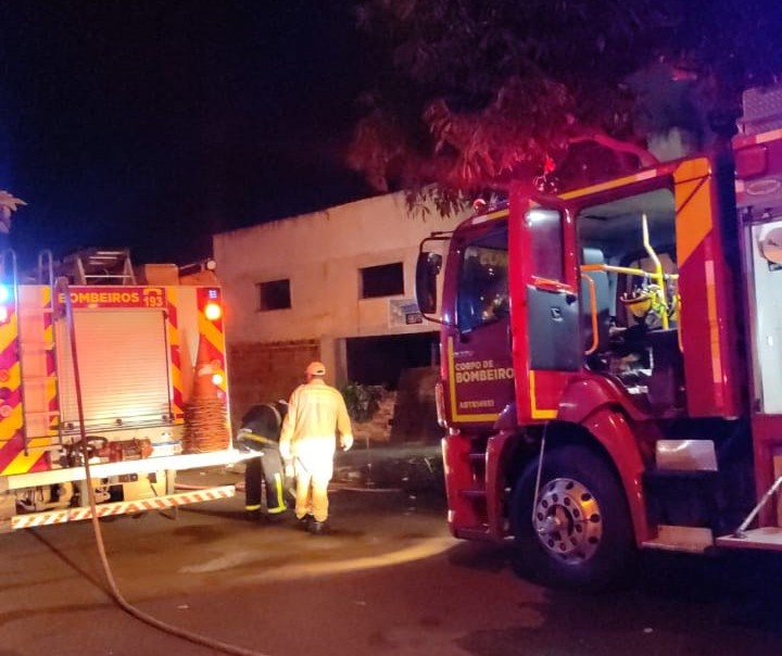 Bombeiros combatem incêndio em barracão de Paiçandu