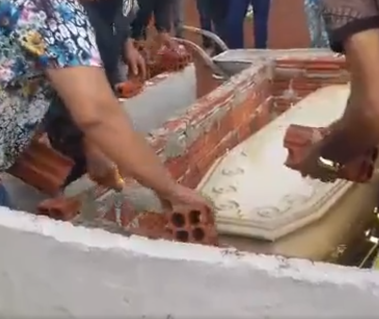 Família tem que aumentar cova durante sepultamento