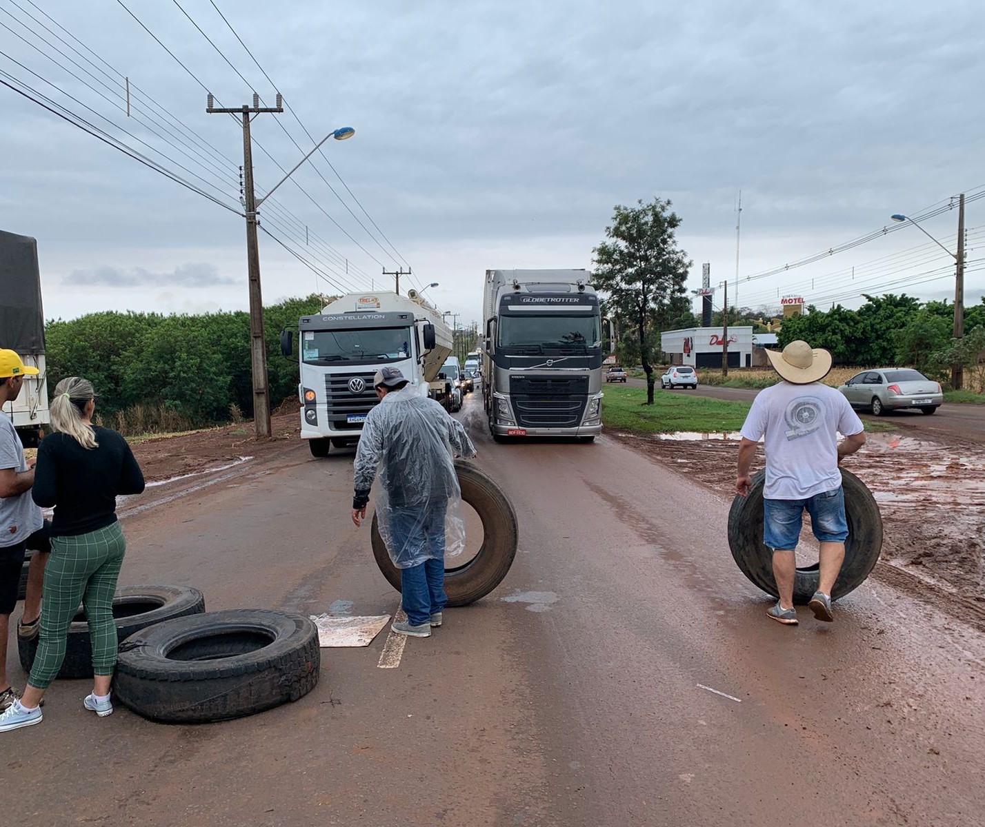 Caminhoneiros fazem bloqueio na PR-317, numa das entradas de Maringá