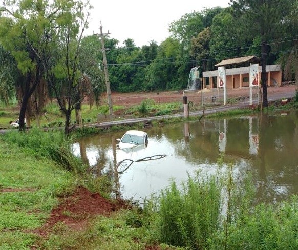 Carro cai em represa após acidente na PRC-158