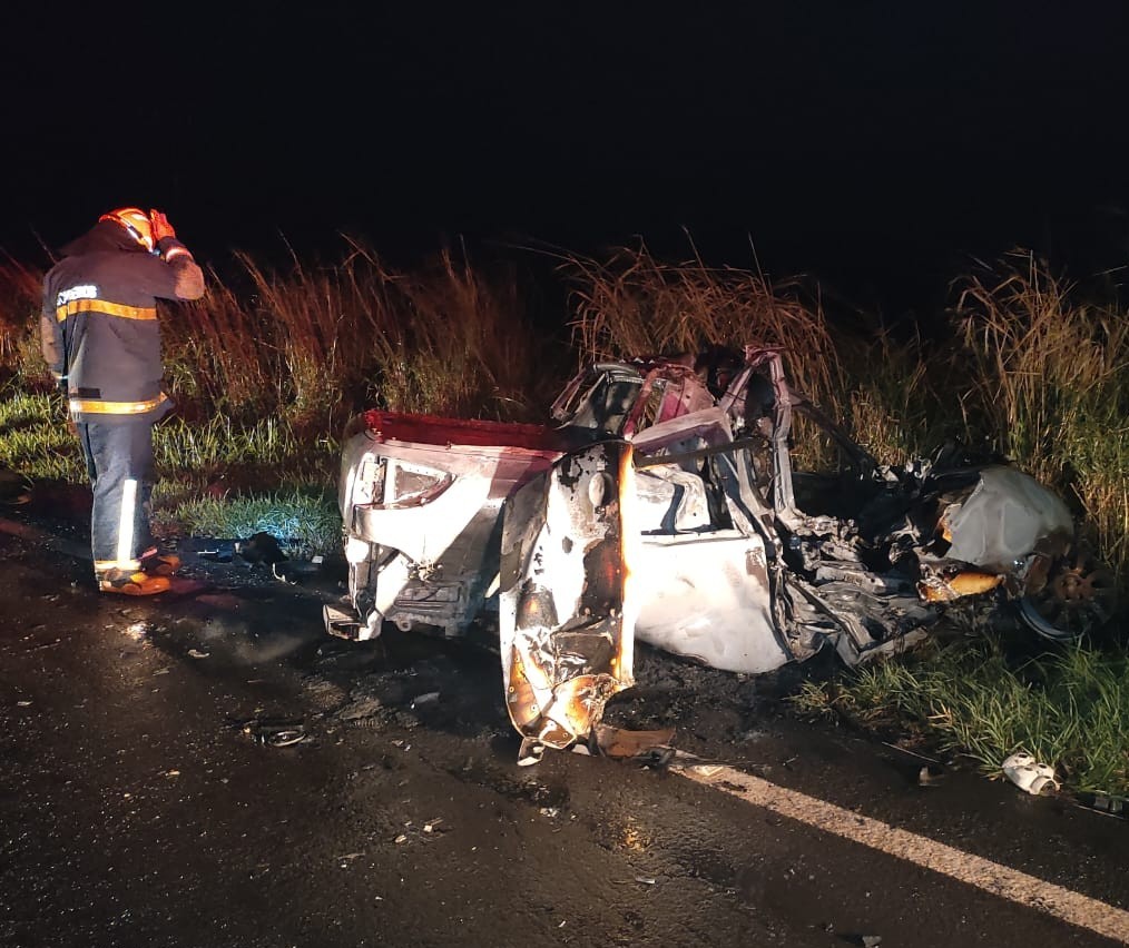 Motorista morre carbonizado após acidente com caminhão na região