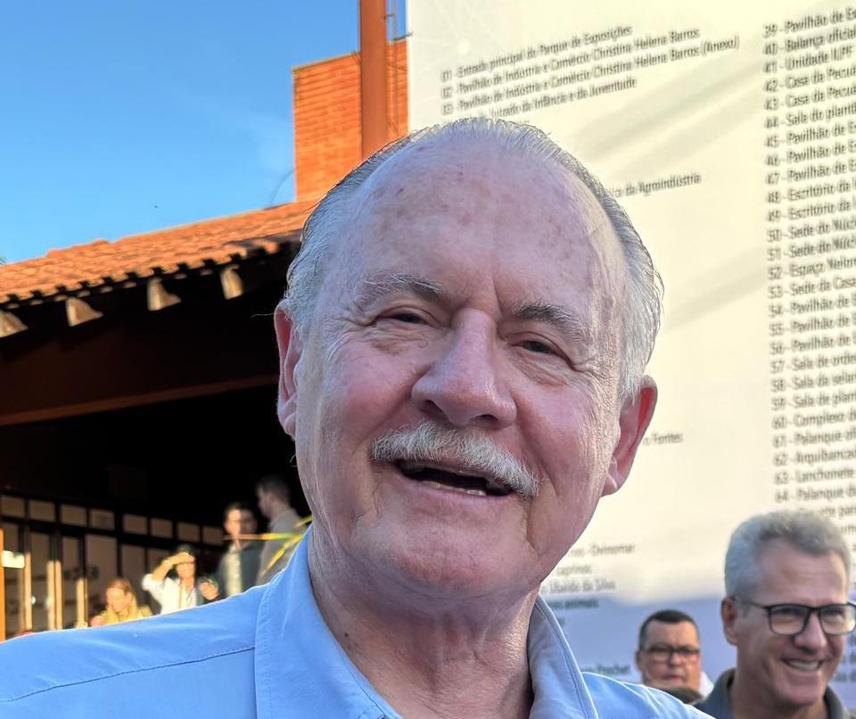 Ex-governador Orlando Pessuti frequenta a feira desde a década de 70