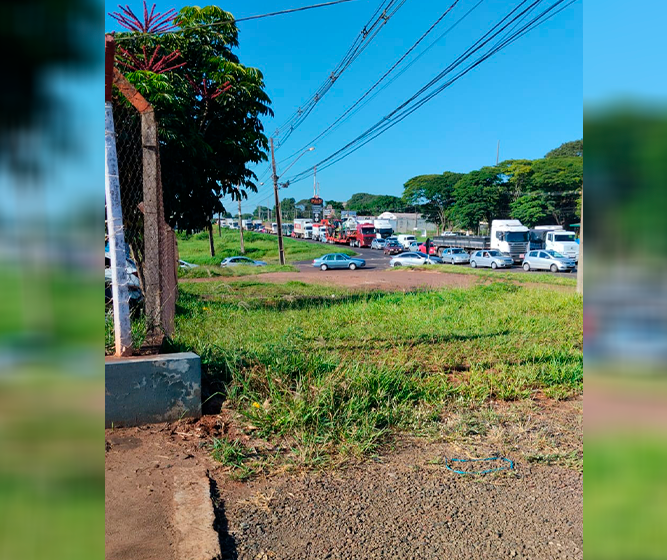 Foto enviada por ouvinte mostra congestionamento na PR-317