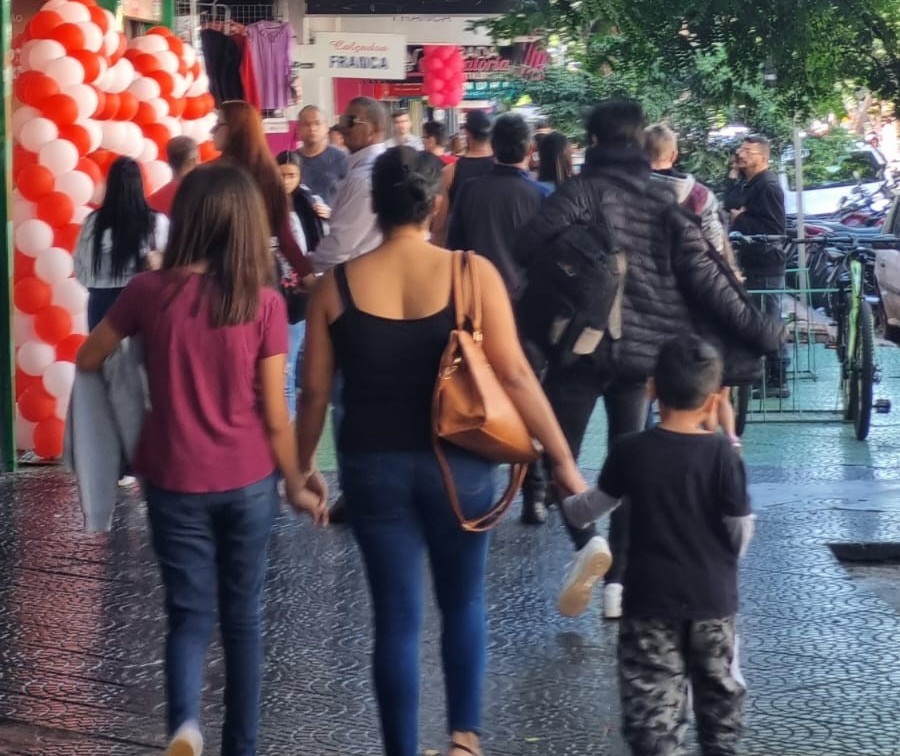 Véspera de Dia das Mães movimenta comércio em Maringá