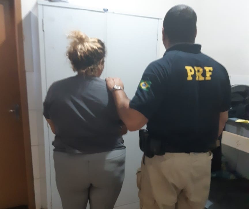 Mulher é presa por tráfico de drogas e falsidade ideológica após ir à polícia