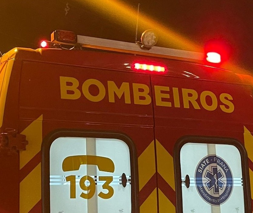 Homem morre após ser alvejado por tiros dentro de carro