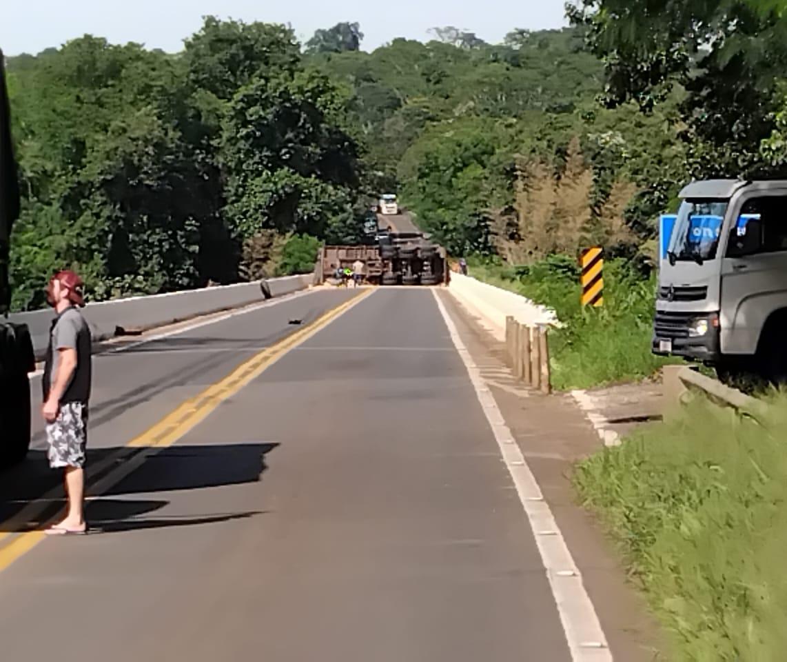 Carroceria de caminhão tomba e interdita ponte sobre a PR-323