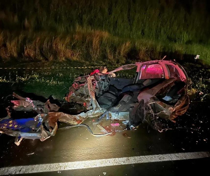 Família morre após carro bater contra ônibus escolar e caminhão
