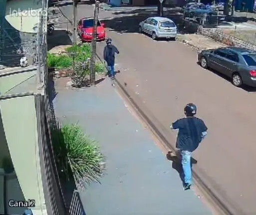 Câmera flagra momento que atiradores chegam em oficina e executam jovem