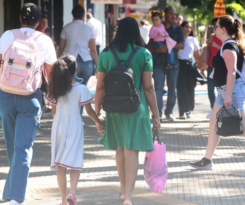 Horário especial de fim de ano do comércio de Maringá começa nesta sexta-feira (8); confira a programação