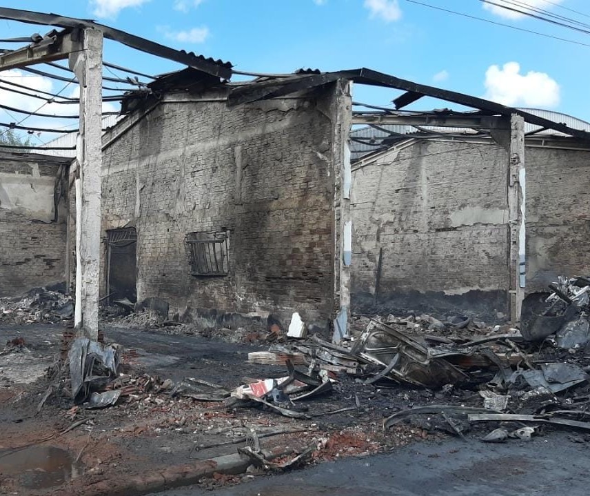 Incêndio em barracão é combatido após mais de 10 horas