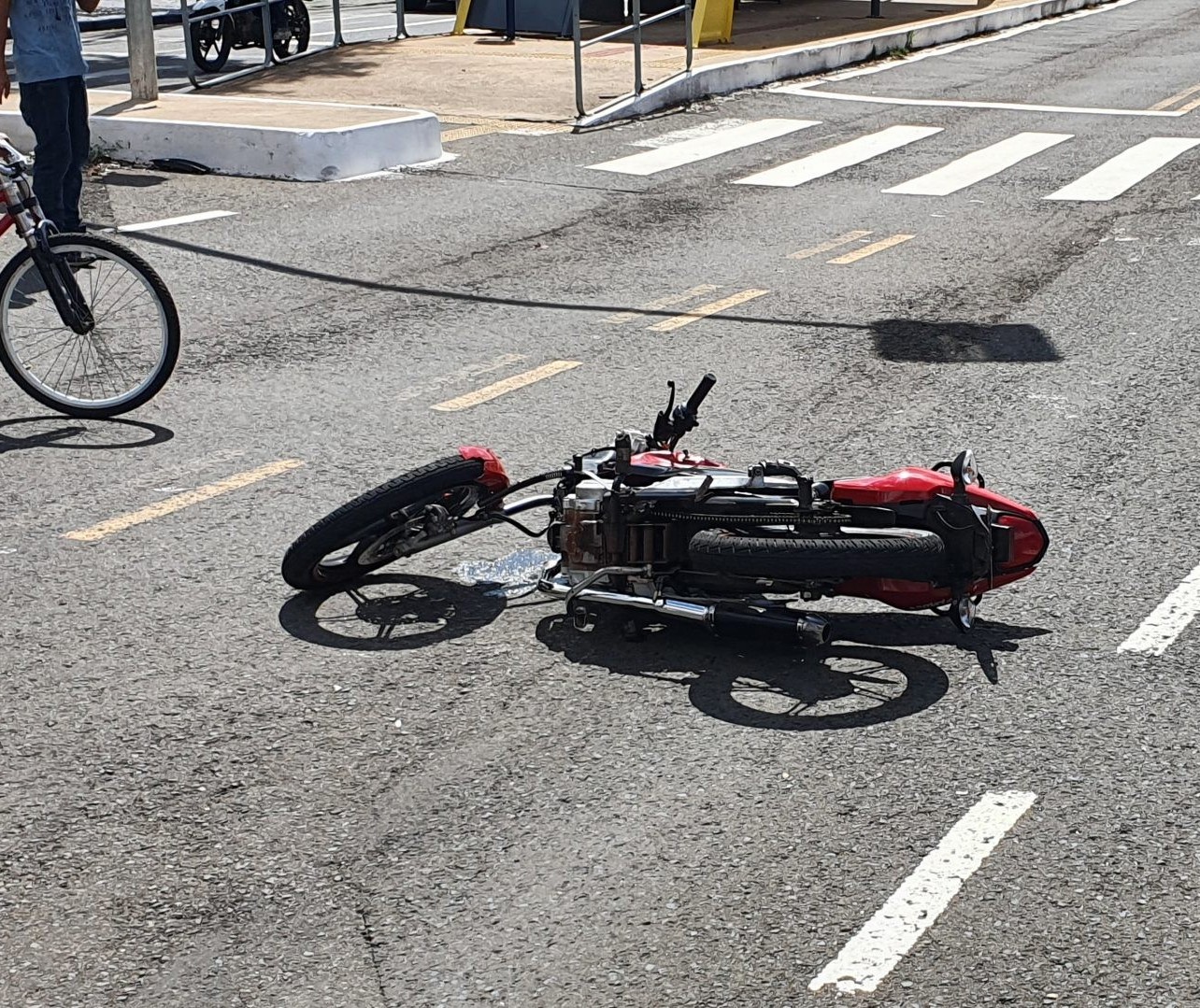 Motociclista de 21 anos é internado em estado grave após acidente em Maringá